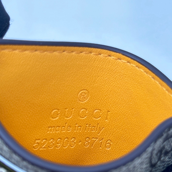 グッチ財布コピー着用イメージ